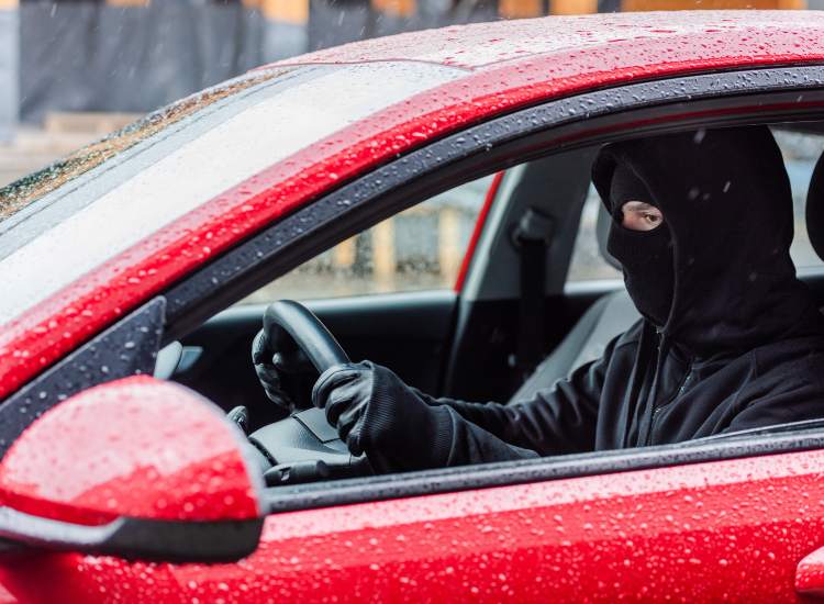 Un ladro di auto durante un furto - fonte depositphotos.com - giornalemotori.it