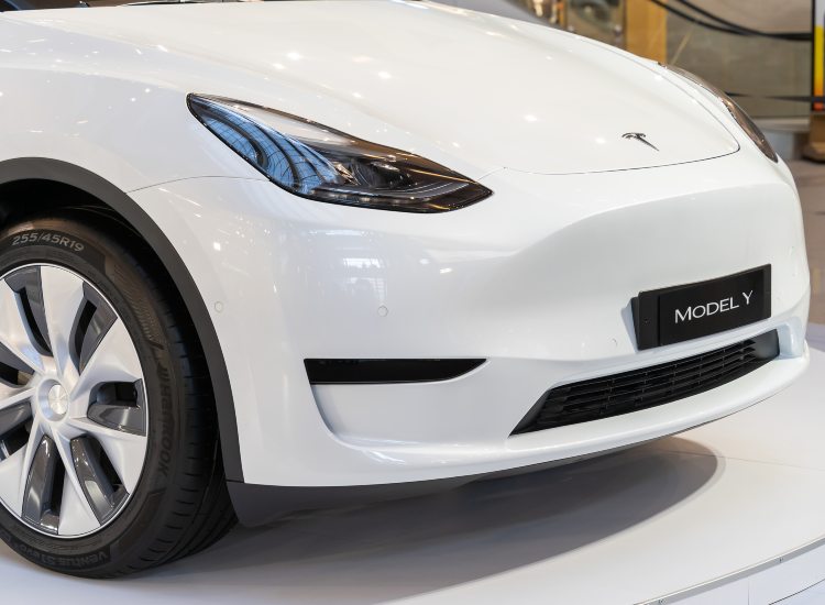 Una Tesla Model Y - fonte depositphotos.com - giornalemotori.it