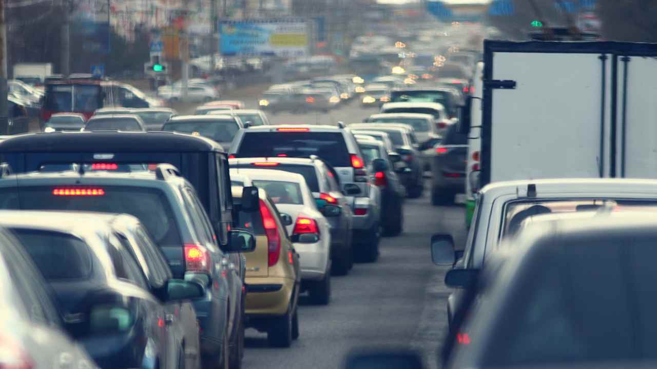 Auto nel traffico, cosa succede se ti scappa la pipì - fonte depositphotos.com - giornalemotori.it