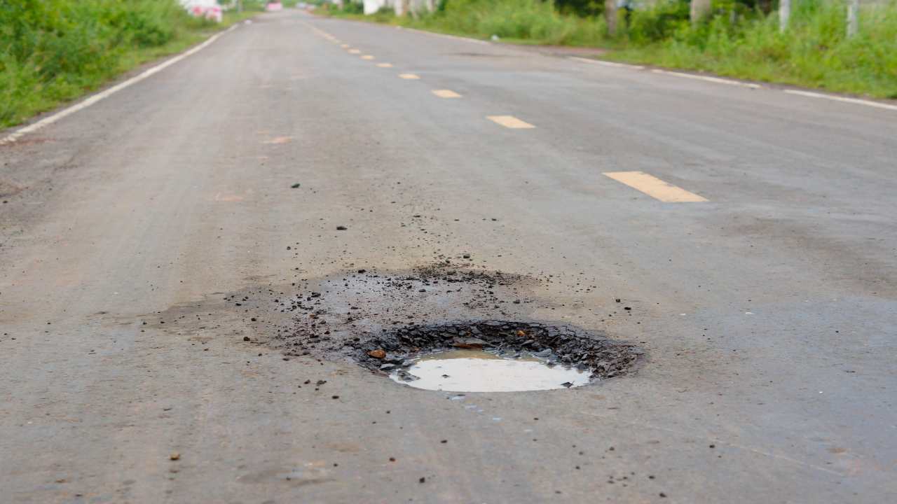 Buche sull'asfalto, che cosa dice la legge - fonte depositphotos.com - giornalemotori.it