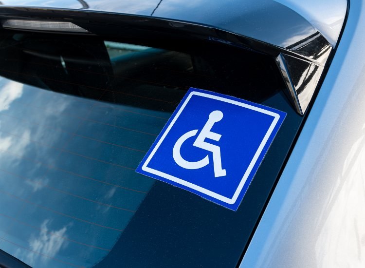 Contrassegno auto persone con disabilità - fonte stock.adobe - giornalemotori.it