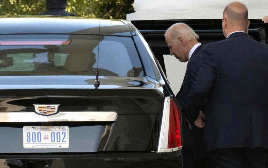 Joe Biden sale sulla "Bestia" - fonte Ansa Foto - giornalemotori.it