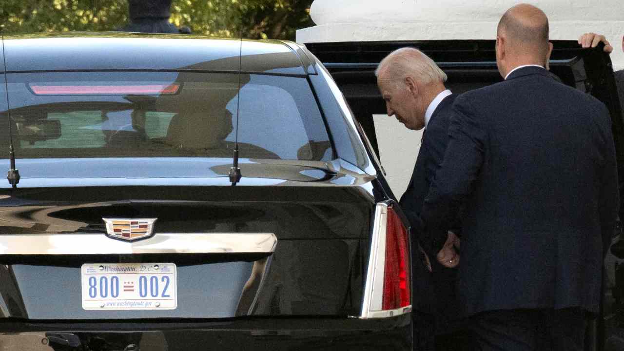 Joe Biden sale sulla "Bestia" - fonte Ansa Foto - giornalemotori.it