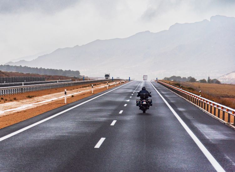 Le moto possono circolare sulla corsia di emergenza - fonte Corporate+ - giornalemotori.it