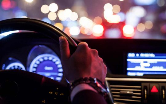 Non puoi più guidare la tua auto di notte - fonte depositphotos.com - giornalemotori.it