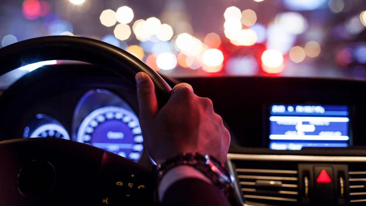 Non puoi più guidare la tua auto di notte - fonte depositphotos.com - giornalemotori.it