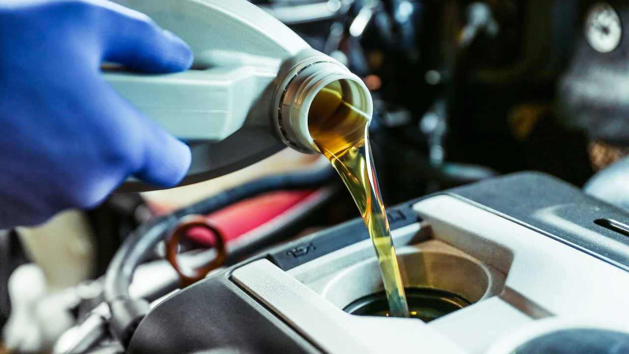 Olio motore, rischi di rompere la tua auto - fonte stock.adobe - giornalemotori.it