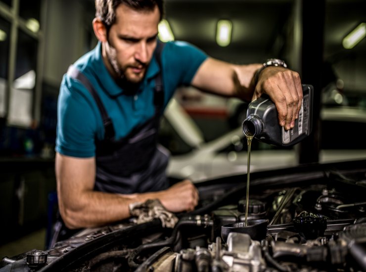 Olio nel motore, cosa controllare prima di partire - fonte iStock - giornalemotori.it