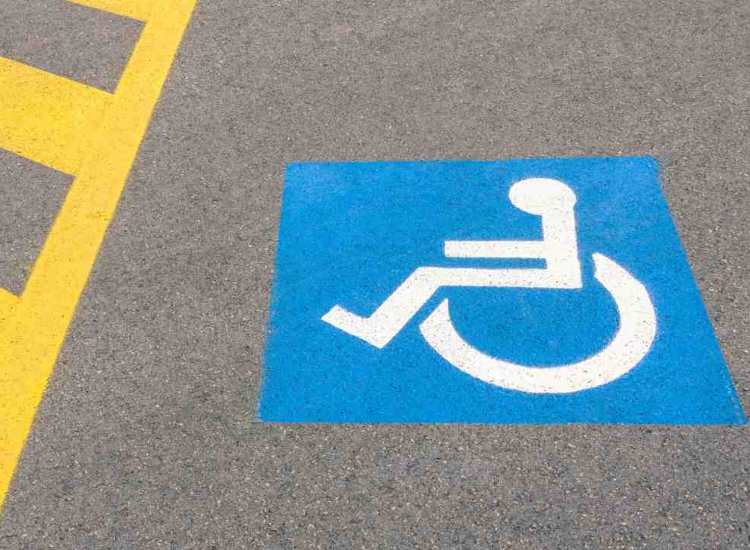 Parcheggio auto per persone con disabilità - fonte depositphotos.com - giornalemotori.it