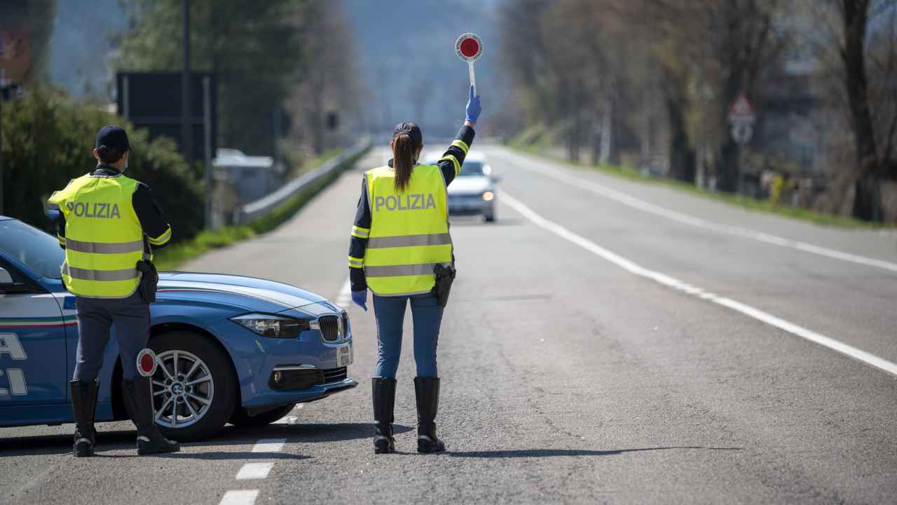 Posto di blocco, multe fino a 10.000 euro - fonte depositphotos.com - giornalemotori.it