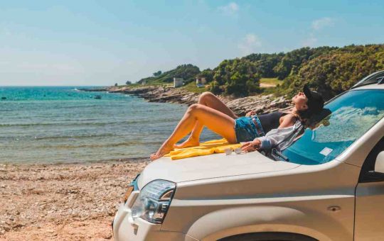 Ricarica auto elettriche in spiaggia - fonte Corporate+ - giornalemotori.it