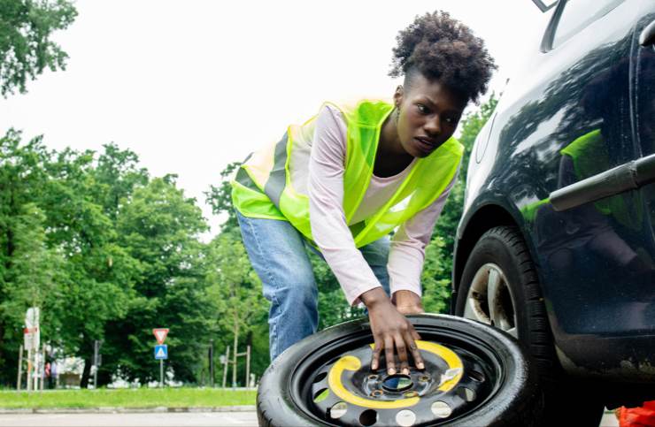 Ruota rotta dopo aver beccato una buca - fonte iStock - giornalemotori.it