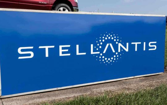 Stellantis, arriva lo storico dietrofont del marchio - fonte depositphotos.com - giornalemotori.it