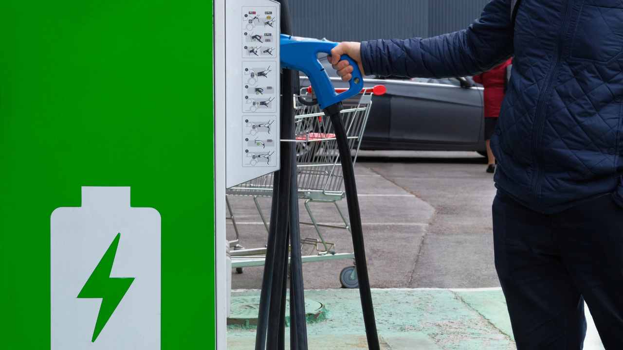 Truffa delle colonnine di ricarica auto elettriche - fonte depositphotos.com - giornalemotori.it