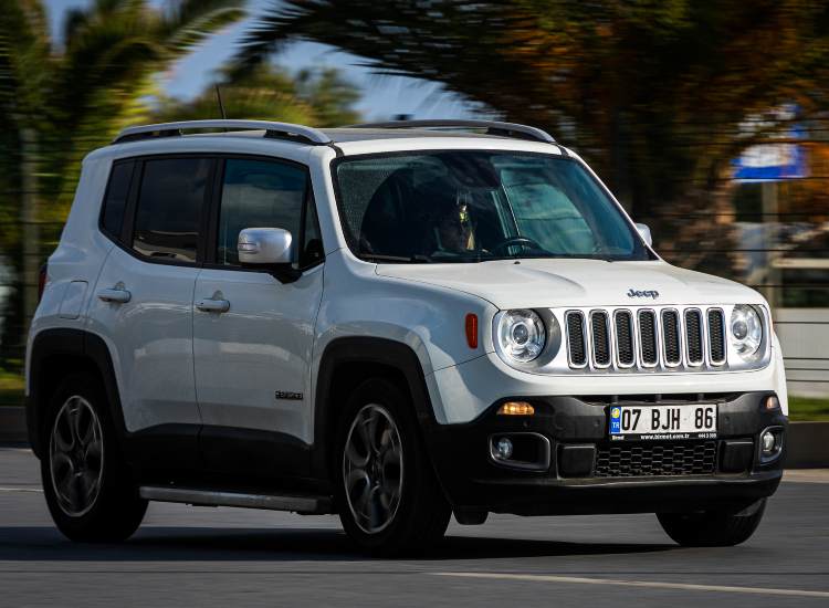 Una Jeep Renegade, oggi in versione ibrida - fonte depositphotos.com - giornalemotori.it