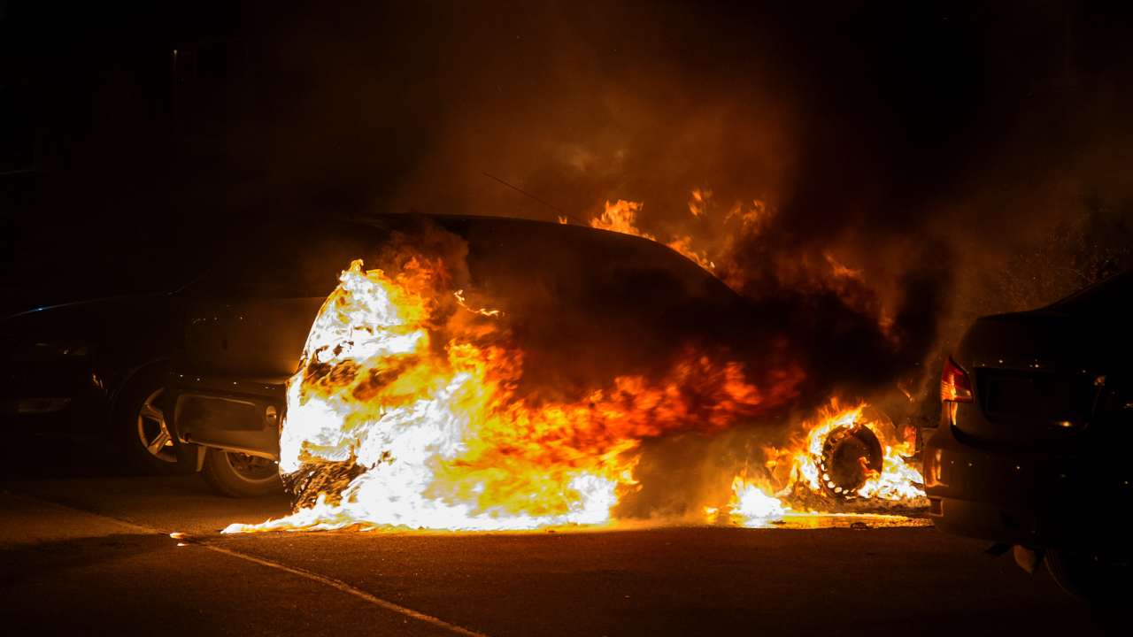 Auto, ecco gli oggetti che causano un incendio - fonte depositphotos.com - giornalemotori.it