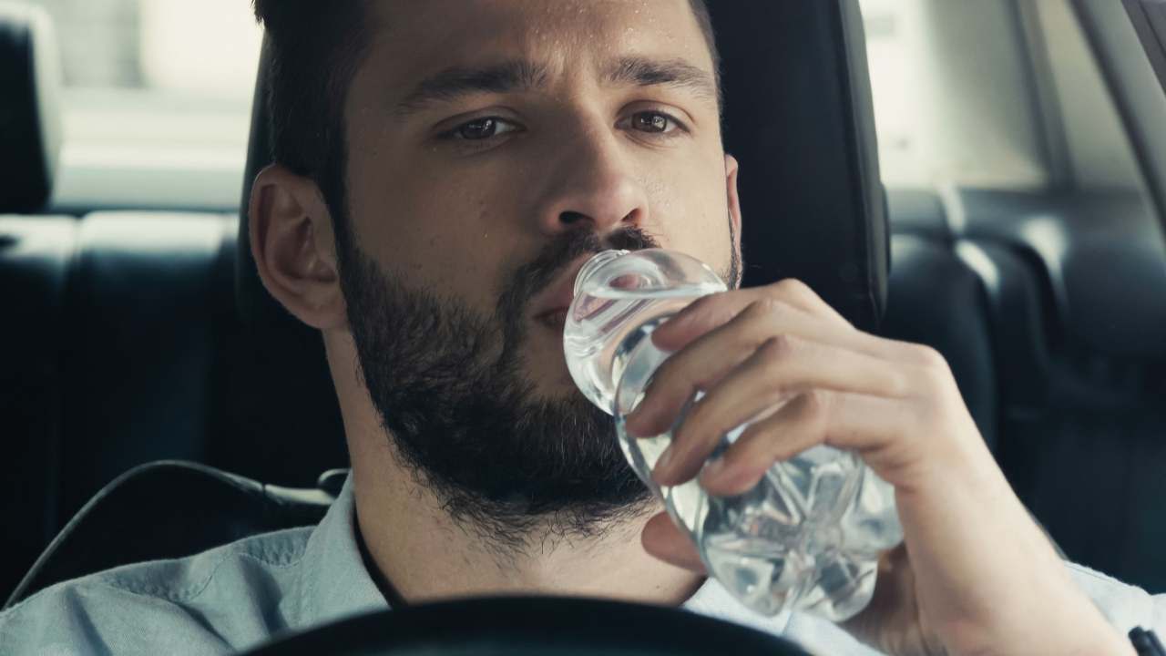 Bere acqua mentre si guida - fonte depositphotos.com - giornalemotori.it