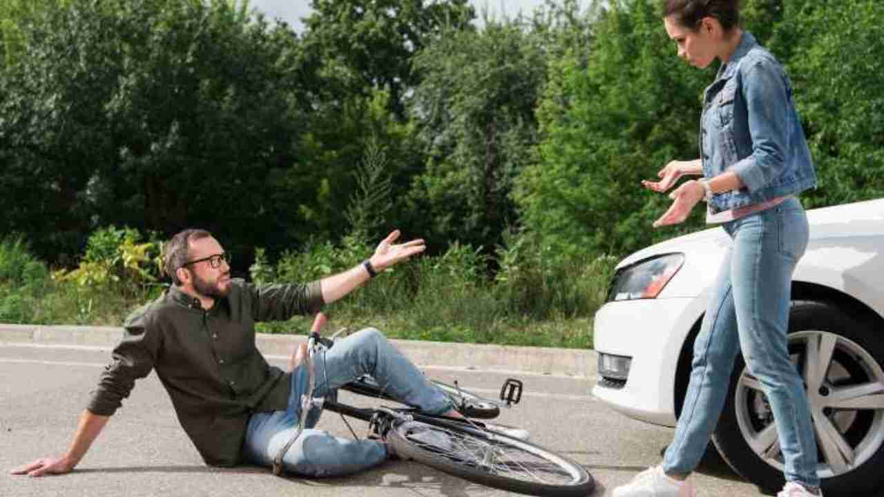 Cadi in bicicletta e ti fanno la multa - fonte depositphotos.com - giornalemotori.it