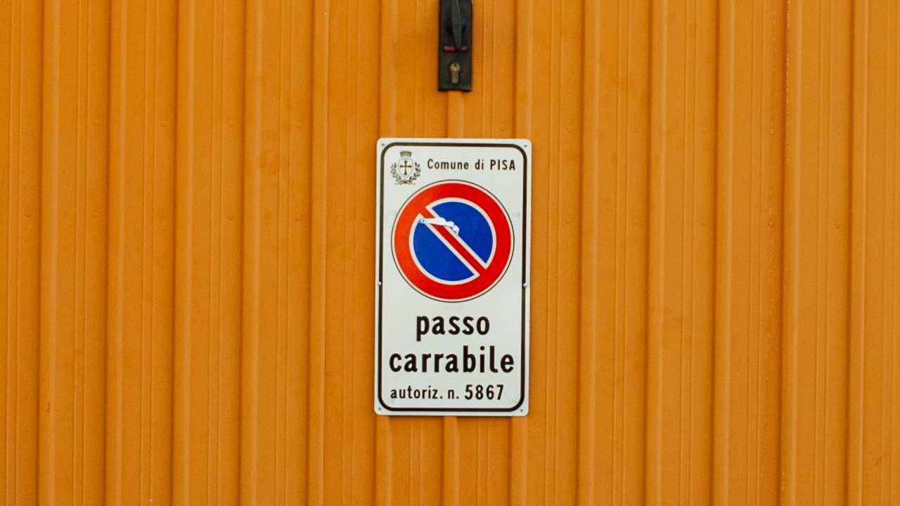 Cartello di passo carrabile - fonte stock.adobe - giornalemotori.it