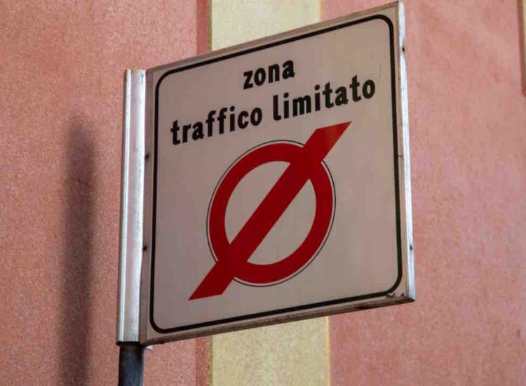 Il cartello di una zona a traffico limitato - fonte depositphotos.com - giornalemotori.it