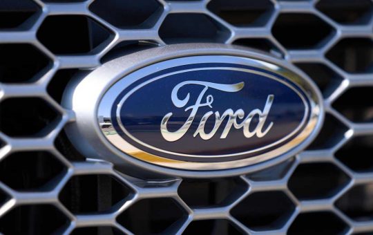 Il logo di un'auto Ford - fonte Ansa Foto - giornalemotori.it