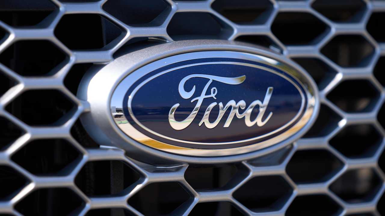 Il logo di un'auto Ford - fonte Ansa Foto - giornalemotori.it