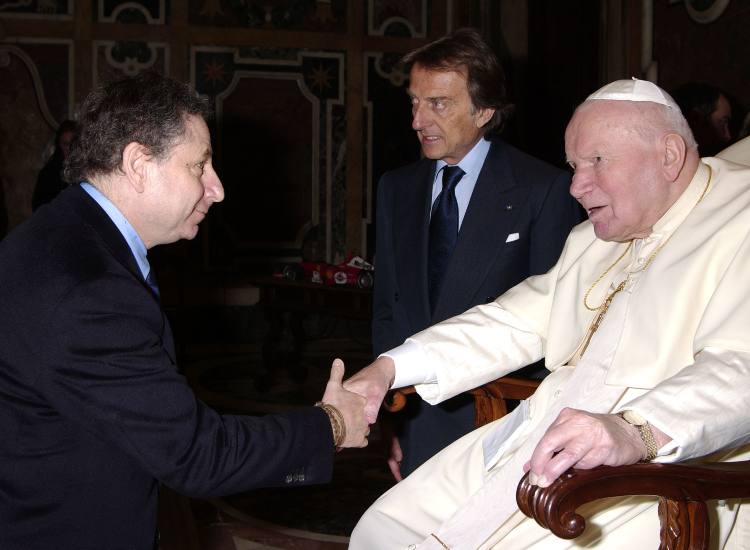 Jean Todt insieme a Papa Giovanni Paolo II - fonte Ansa Foto - giornalemotori.it