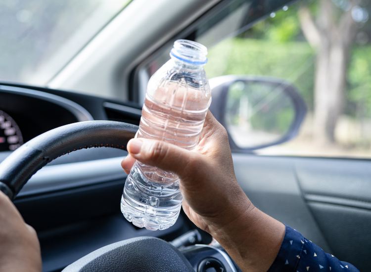 La bottiglia di acqua causa l'incendio di un'auto - fonte depositphotos.com - giornalemotori.it