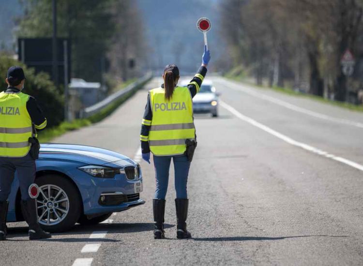 Non segnalare mai il posto di blocco - fonte depositphotos.com - giornalemotori.it