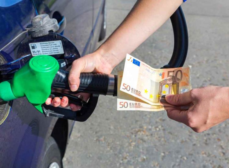 Pagare la benzina in contanti - fonte depositphotos.com - giornalemotori.it