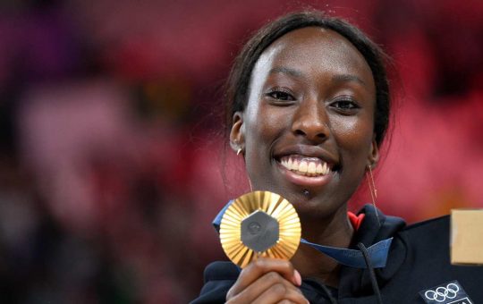 Paola Egonu con la medaglia d'oro di Parigi 2024 - fonte Ansa Foto - giornalemotori.it