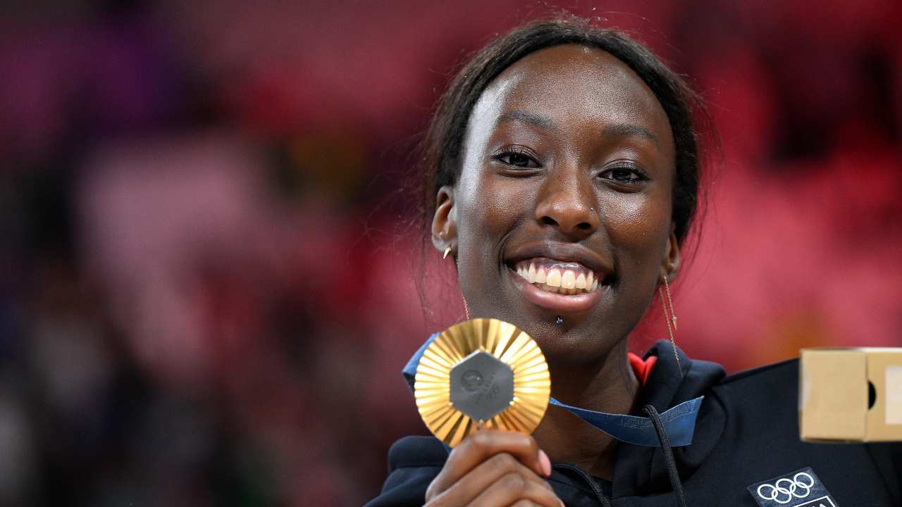 Paola Egonu con la medaglia d'oro di Parigi 2024 - fonte Ansa Foto - giornalemotori.it