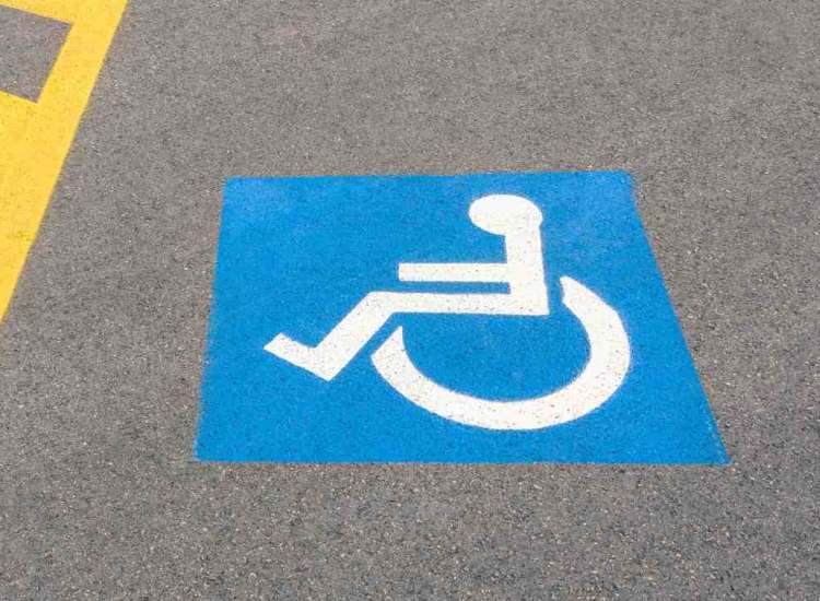 Parcheggio riservato a persone con disabilità - fonte depositphotos.com - giornalemotori.it