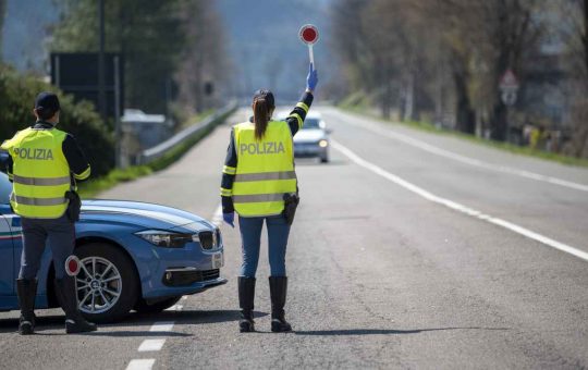 Posto di blocco, ecco che cosa controllano - fonte depositphotos.com - giornalemotori.it