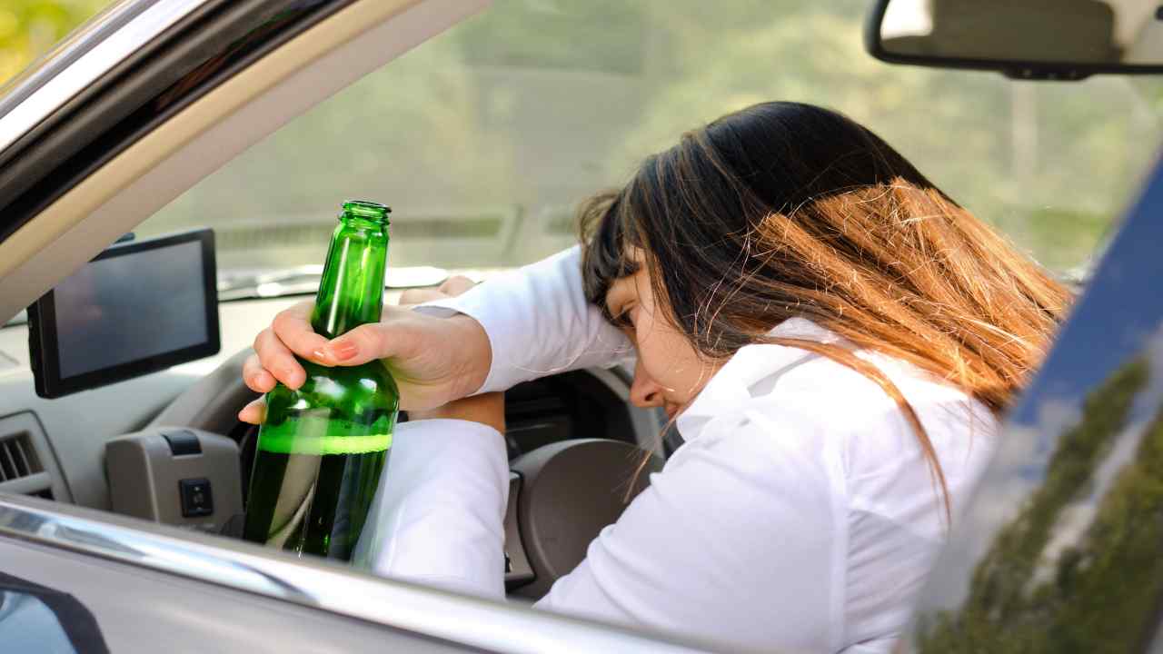 Si può bere alcool in macchina - fonte depositphotos.com - giornalemotori.it