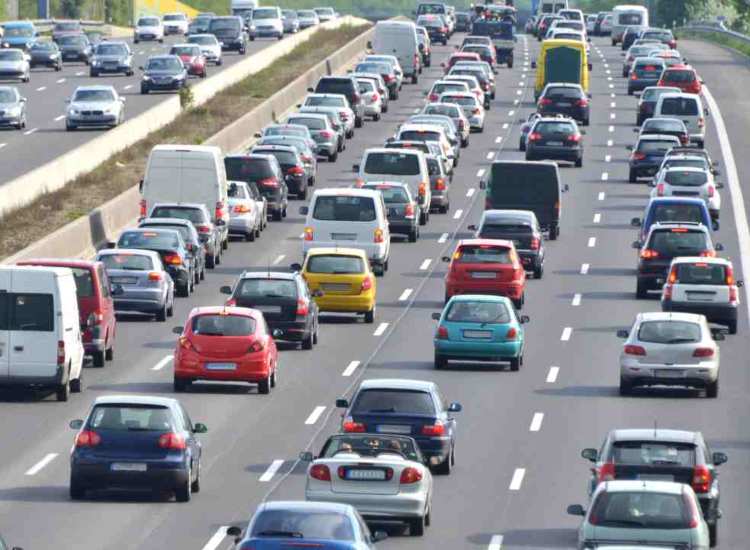 Traffico in autostrada - fonte depositphotos.com - giornalemotori.it