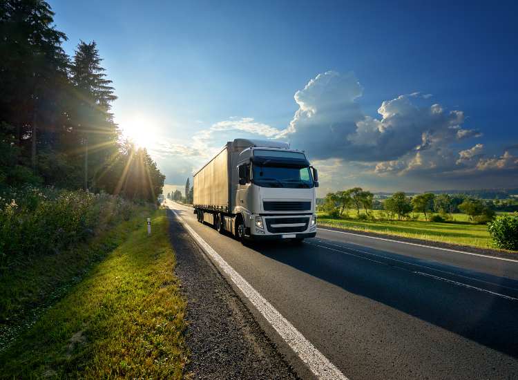 Un camion in strada - fonte stock.adobe - giornalemotori.it