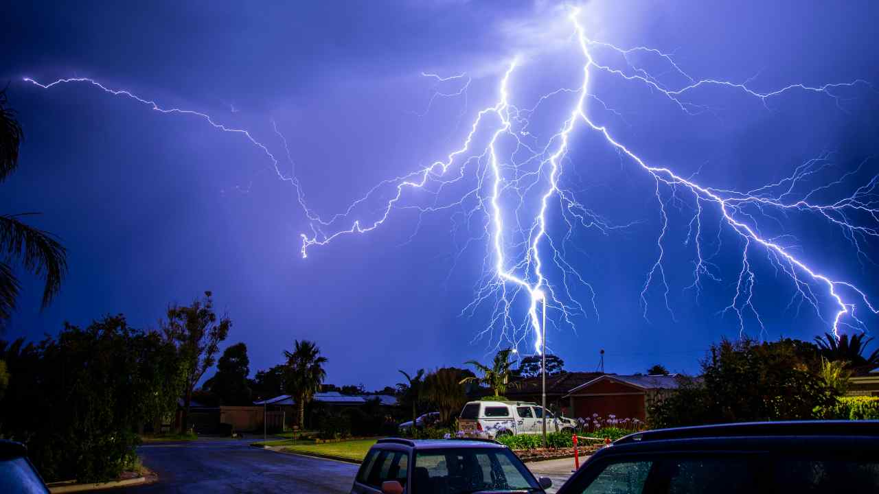 Un fulmine colpisce un'auto - fonte Pexels - giornalemotori.it