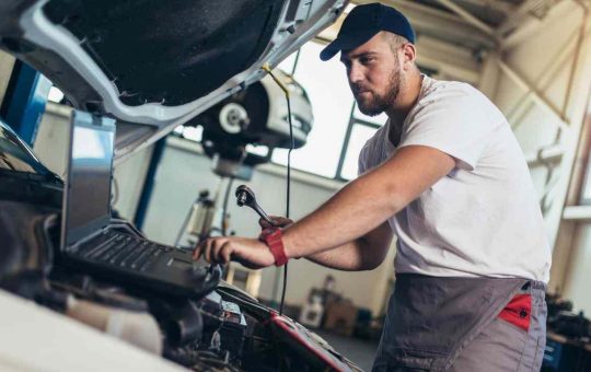 Un meccanico all'opera durante la revisione - fonte Corporate+ - giornalemotori.it