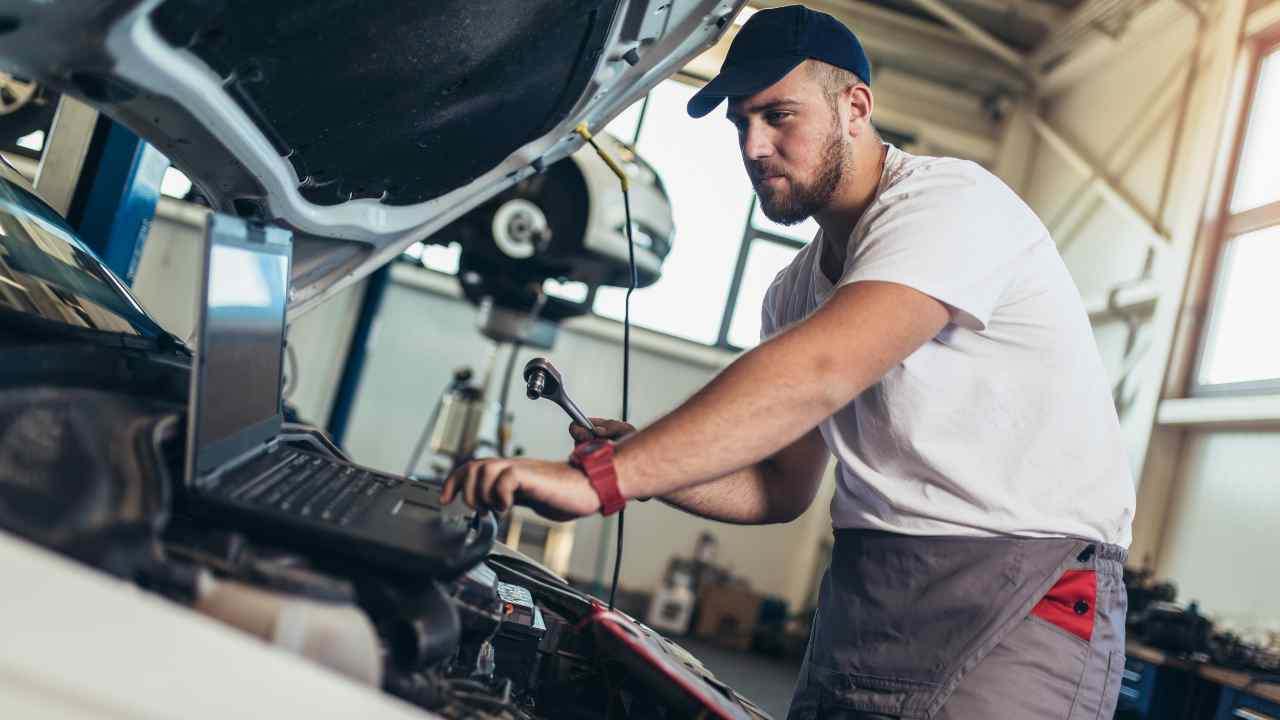 Un meccanico all'opera durante la revisione - fonte Corporate+ - giornalemotori.it