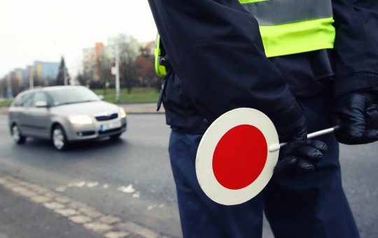 Una pattuglia della polizia locale in strada - fonte stock.adobe - giornalemotori.it