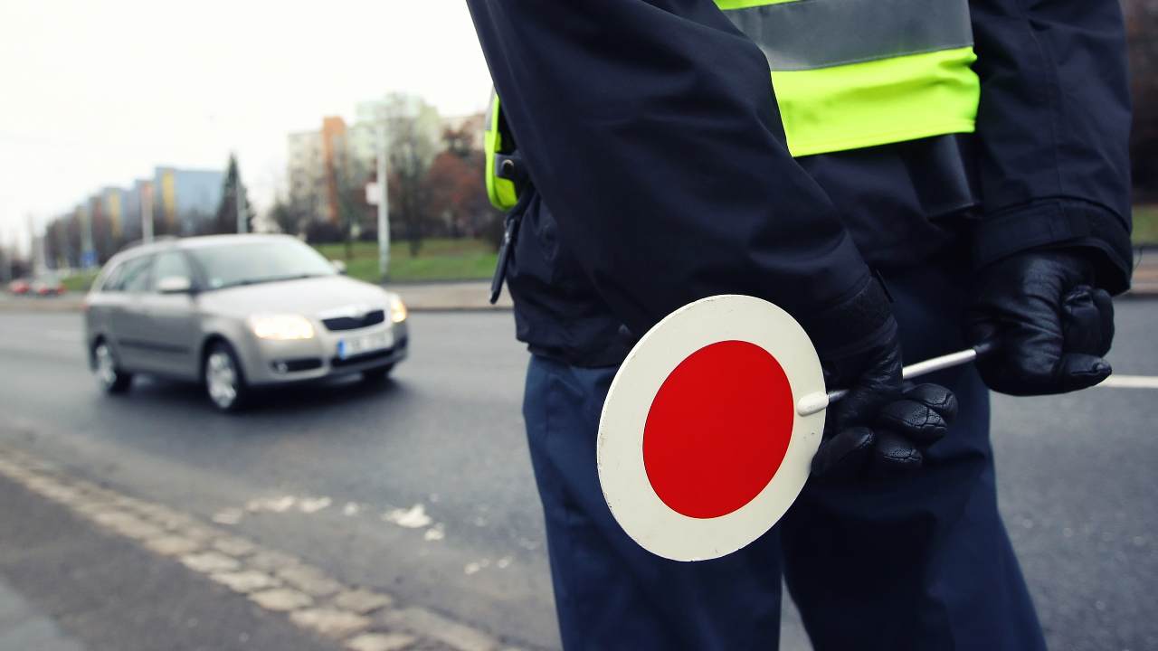 Una pattuglia della polizia locale in strada - fonte stock.adobe - giornalemotori.it