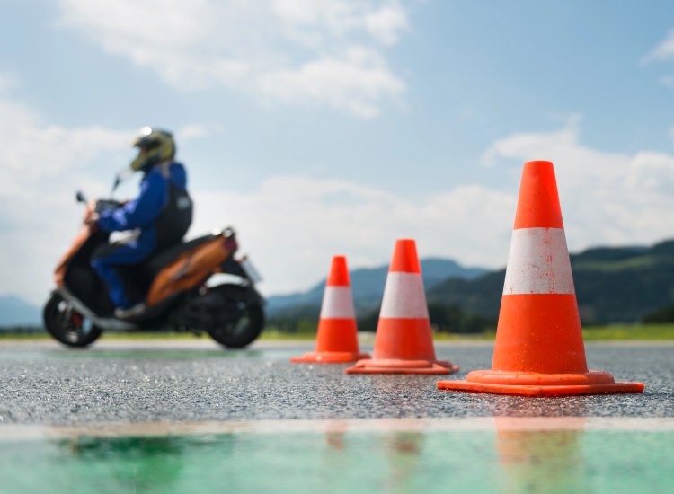 Esame per ottenere la patente della moto - fonte depositphotos.com - giornalemotori.it