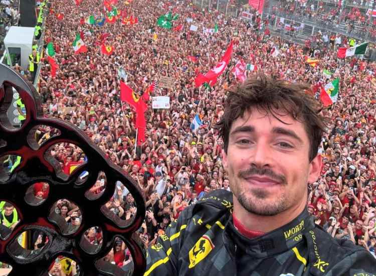 Il selfie di Charles Leclerc con i fan a Monza - fonte Ansa Foto - giornalemotori.it