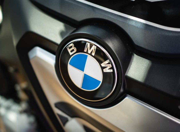 Lo stemma su un'auto BMW - fonte stock.adobe - giornalemotori.it