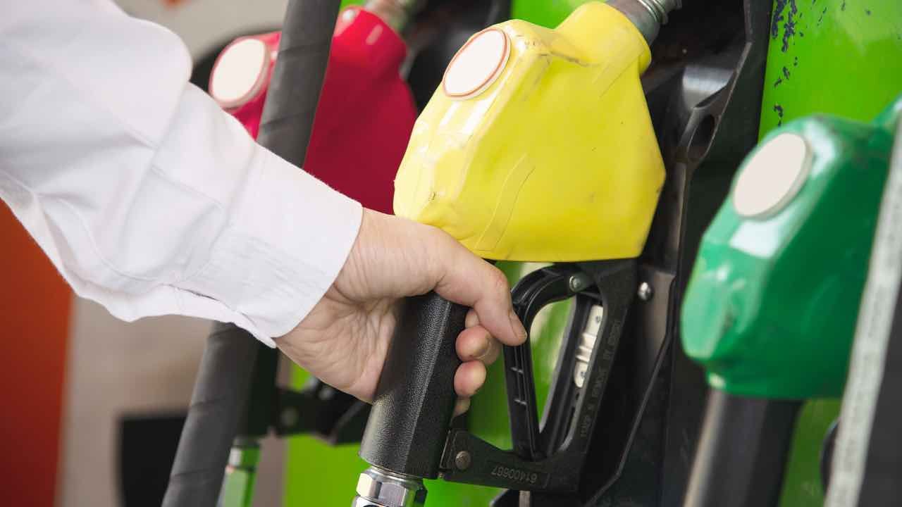 Quanto costa oggi la benzina - fonte depositphotos.com - giornalemotori.it