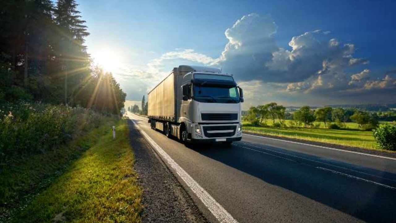 Revisione camion, le nuove regole - fonte stock.adobe - giornalemotori.it