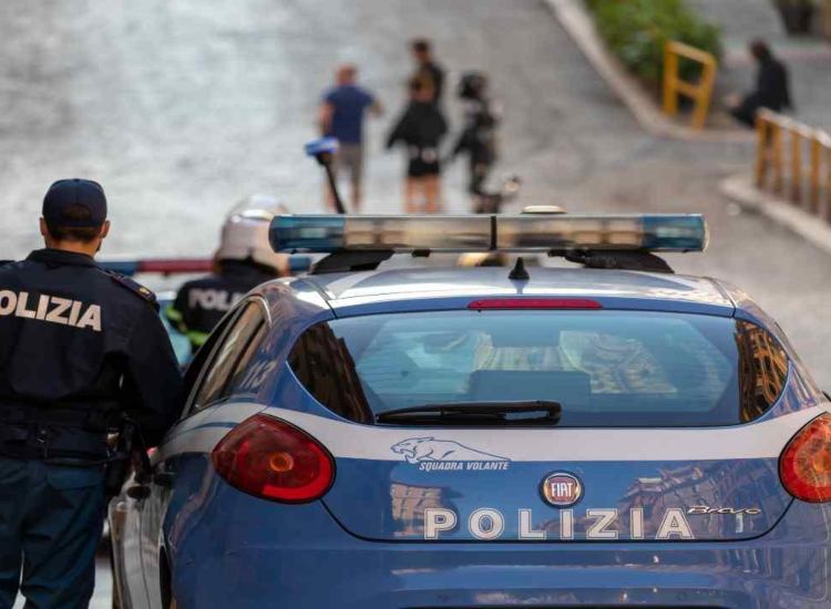 Un'auto della polizia - fonte depositphotos.com - giornalemotori.it