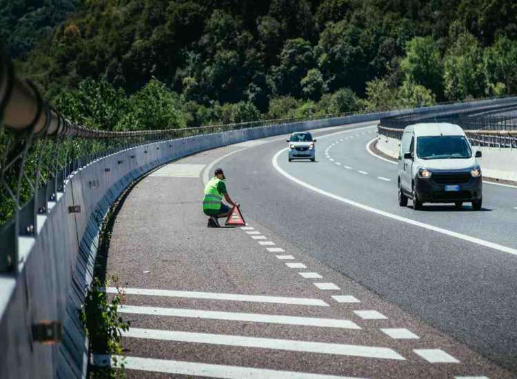 Uso della corsia di emergenza - fonte depositphotos.com - giornalemotori.it