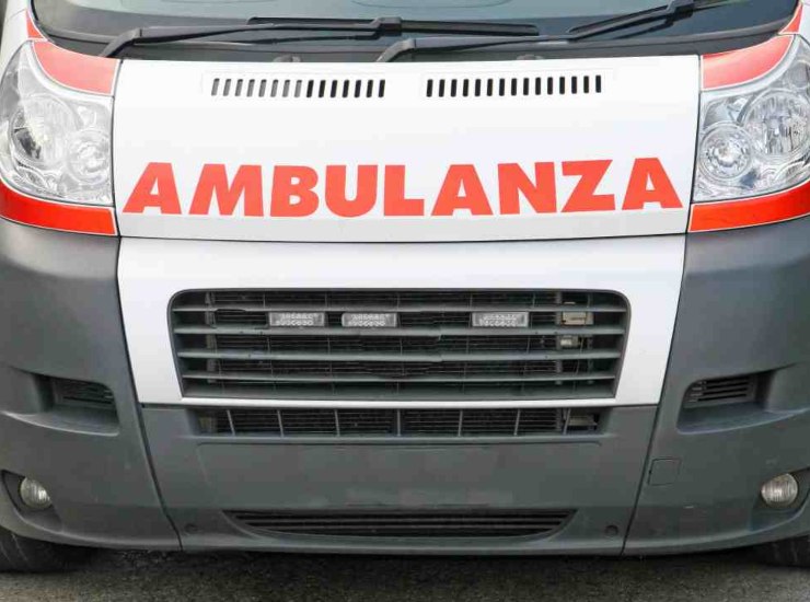 Ambulanza, le regole da rispettare - fonte stock.adobe - giornalemotori.it